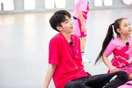 《小巨人运动会》陈立农粉色t恤清新俊朗 糖果系穿搭甜度满分