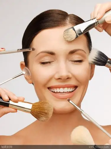 化妆笔围绕的性感美女高清图片