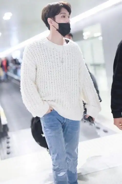 张艺兴穿白色镂空毛衣配破洞牛仔裤现身 口罩遮面行走间星范十足