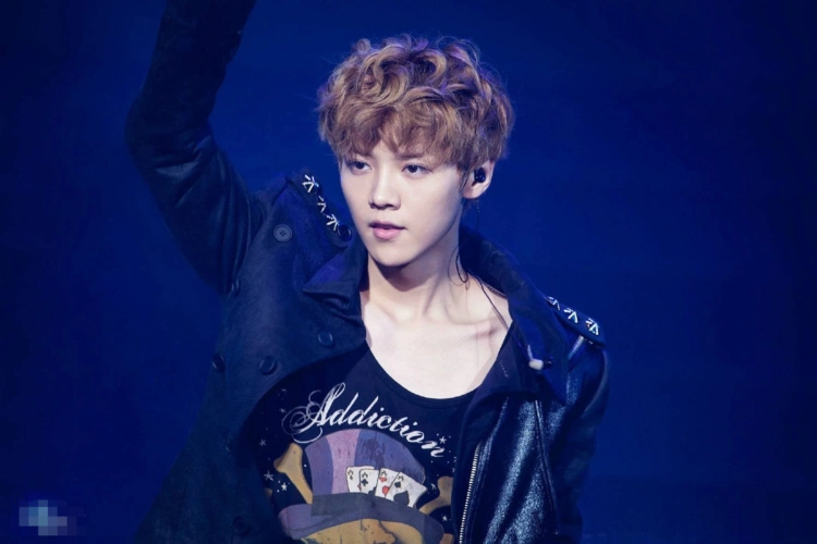 鹿晗晒出最新三七分发型自拍照,少了清秀多了男人味,更帅气了!