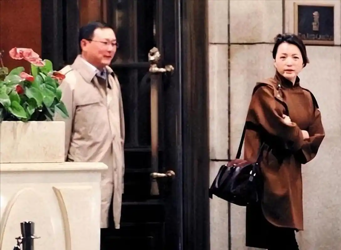 密春雷花费6000万,为董卿在美国购买了一栋豪宅,并将豪宅的钥匙交给了