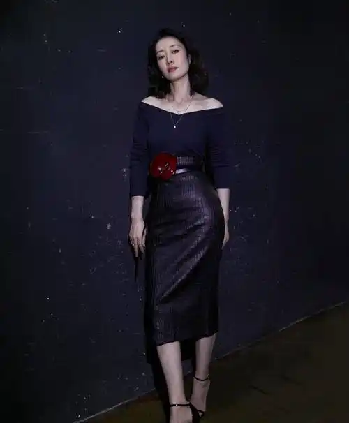 原创刘敏涛出圈后更放开了穿牛仔连体裤秀纸片身材44岁美的像24岁