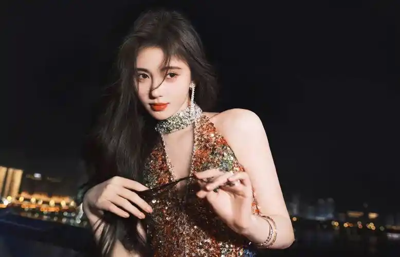 鞠婧祎出席东方风云榜音乐盛典红毯造型曝光,一袭金色流彩晚礼服,深v