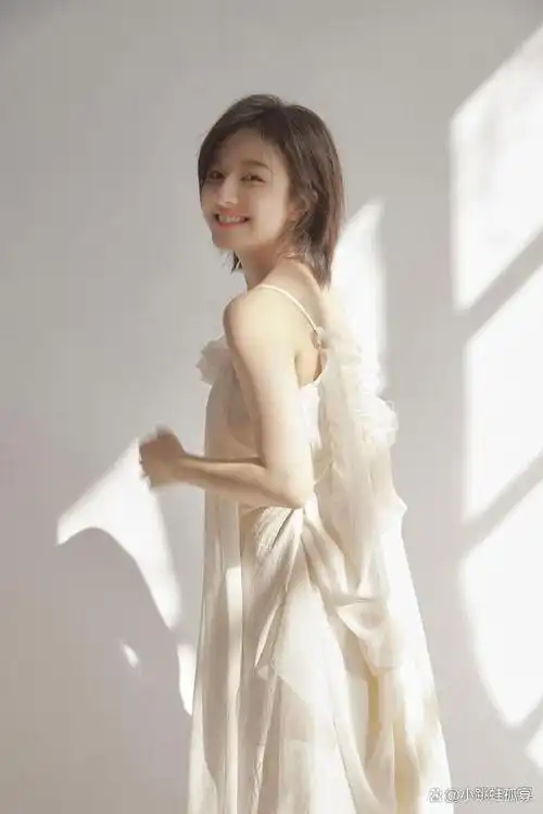 李兰迪穿纯白吊带长裙皮肤白皙!氧化女孩美得犹如天仙