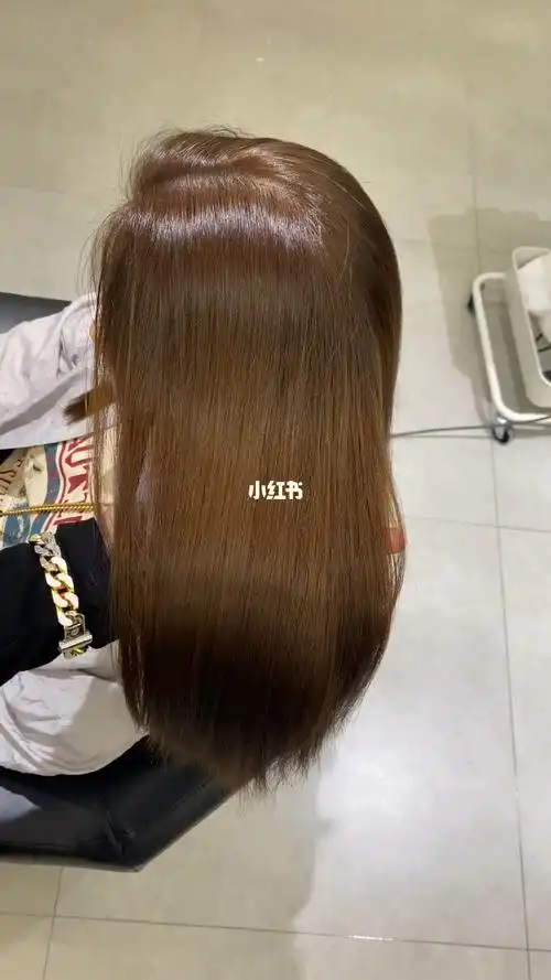 奶茶栗棕色_奶茶_百搭_染发_显白_夏天去哪玩_掉色_理发店_搭配_发色