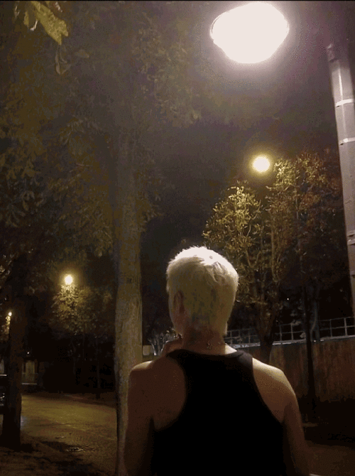 王一博游客照##王一博牛仔帽