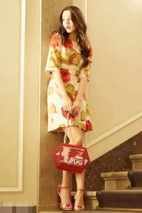 迪丽热巴净身高170cm,但是其腿就有109cm,腿比上半身长,使得她穿衣服