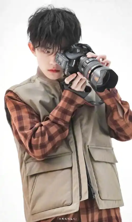 易烊千玺超话‖#易烊千玺送你一朵小红花#时间会流逝 照片可以永存玺