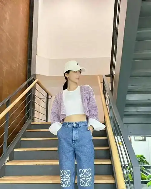 在这些照片中,杨紫身着休闲装,戴着白