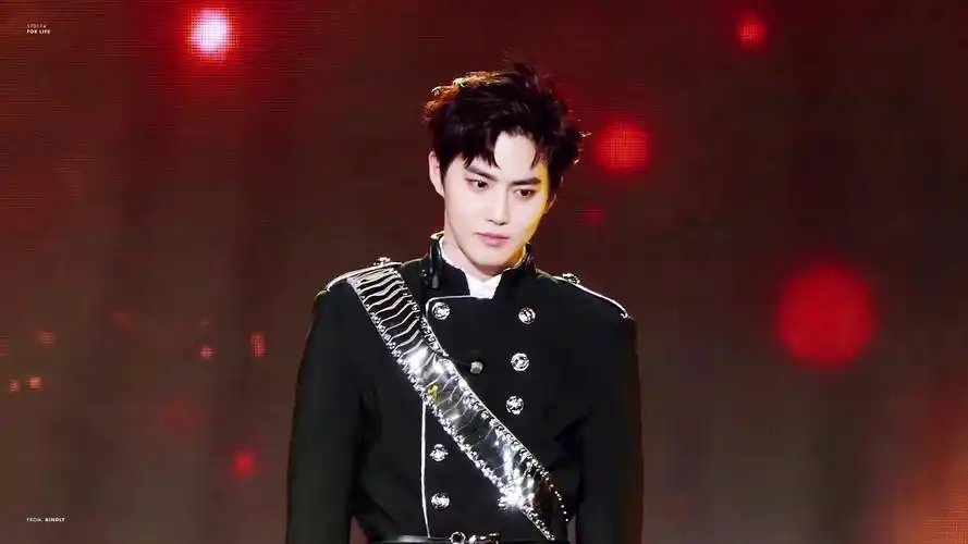 金俊勉suho温柔军装forlife