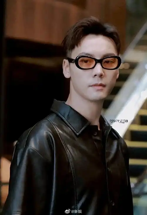 陈伟霆密室大逃脱上班路透#陈伟霆密室大逃脱上班路透,黑色皮衣疑身