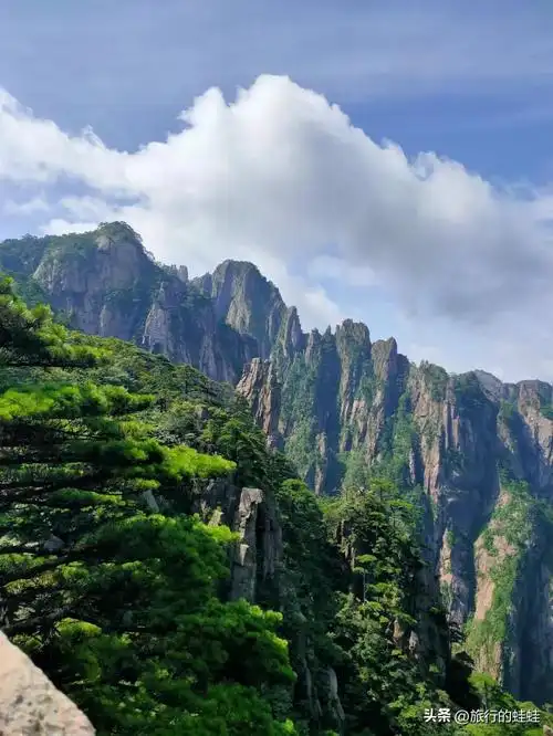 黄山位于安徽省黄山市,是中国著名的风景名胜区.