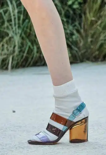 上游时尚|凉鞋 袜子潮流穿法再度回归,到底是冷还是热?