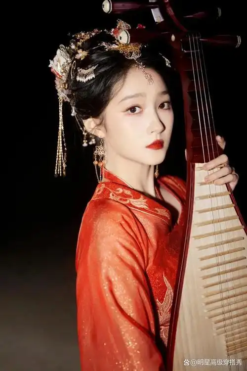 关晓彤红衣琵琶女惊艳亮相,古装造型引爆热议