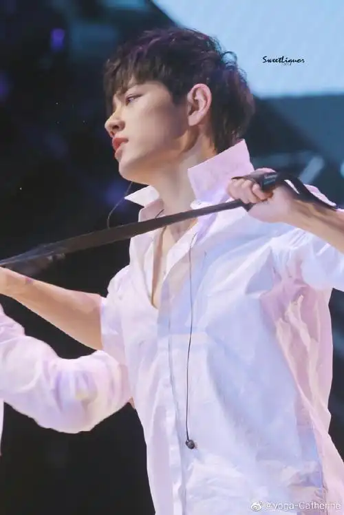 肖战冷暖反差大片#肖战名品锁骨杀合集锁骨 喉结的双重性感是畏法