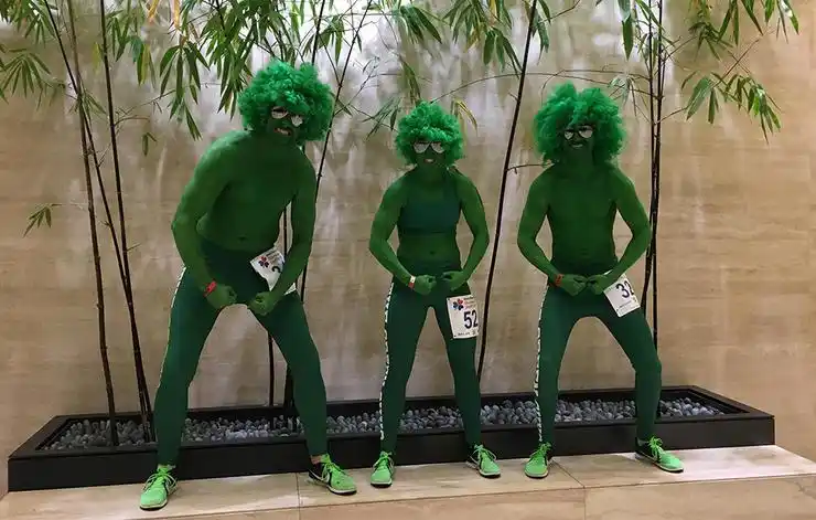 酷炫!全绿武装赛道 "小绿人"跑者红遍芝加哥