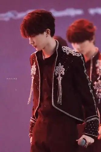 马嘉祺微博之夜红毯西装图/舞台cut/直拍/舞台饭拍图