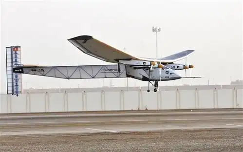 "阳光动力"2号太阳能飞机 新华社记者 安江 摄