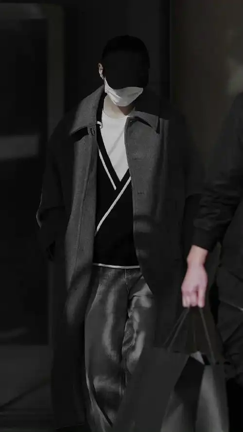 王俊凯超话存档下2023年今日的第一个大衣机场.