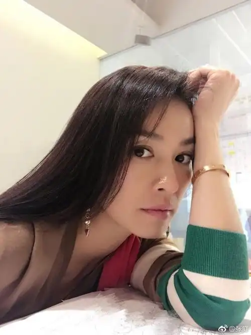 47岁张庭穿超短裙秀长腿 酒窝迷人风采不减当年