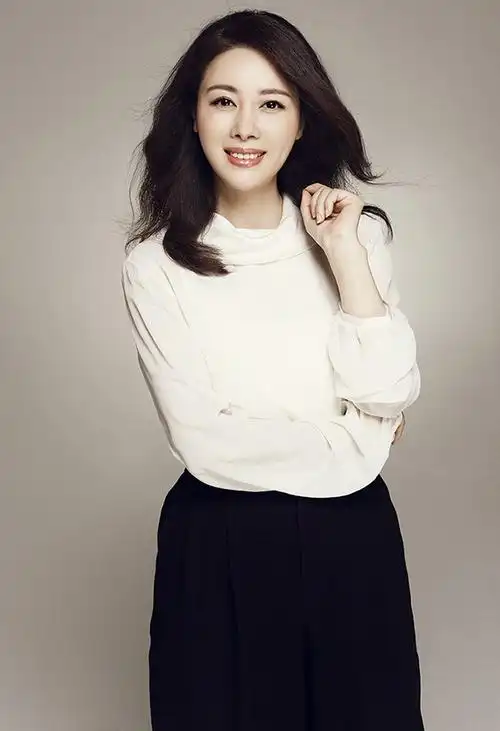 邓英写真端庄俏丽 被赞《红星照耀中国》颜值担当