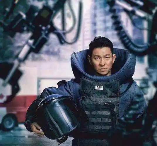 他是拆弹专家 他的任务和使命就是保证人民安全 但