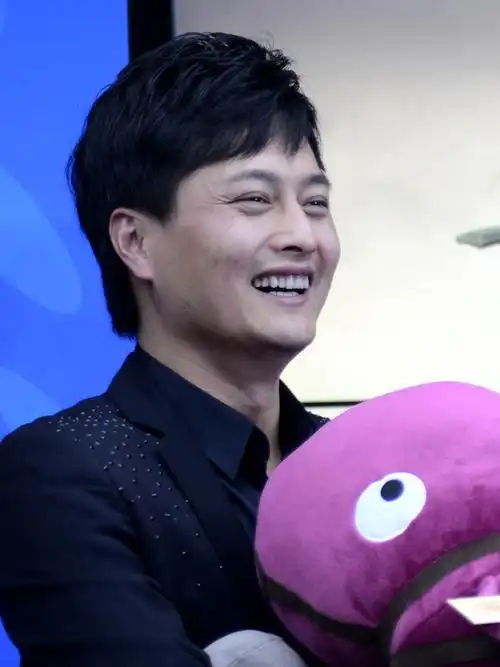 星光大道歌星云飞在昨天签唱会上的憨态