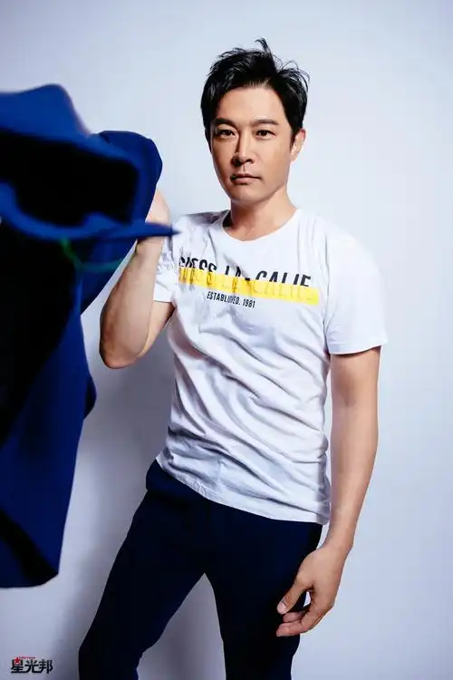 黄维德曝全新写真 简洁造型尽显熟男"顽味风"