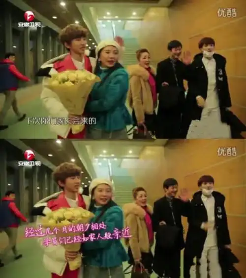 蔡徐坤抱妈妈的样子令人羡慕,吻脸摸头杀太苏了