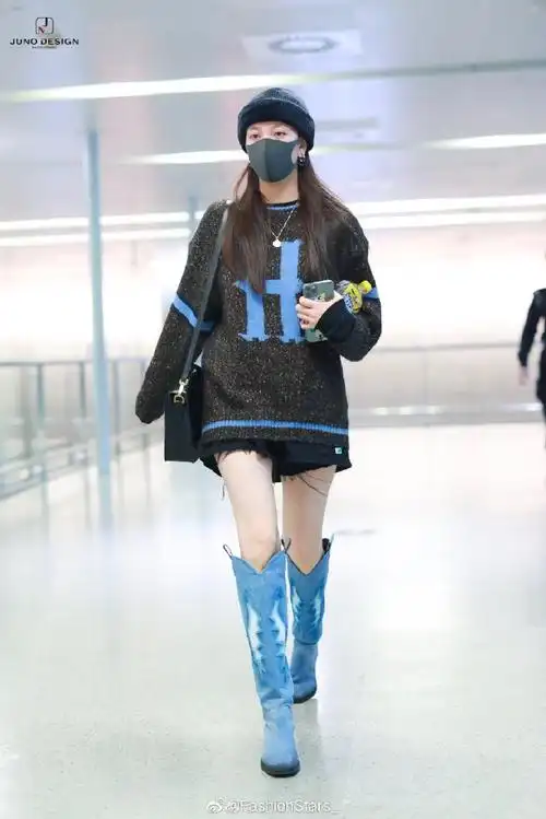 宋妍霏 机场私服穿搭,一双湖蓝长筒靴衬与. 来自fashionstars_ - 微博