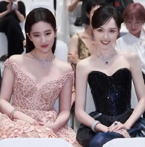 刘亦菲唐嫣同步晒照,两人一起下班,上演好姐妹!