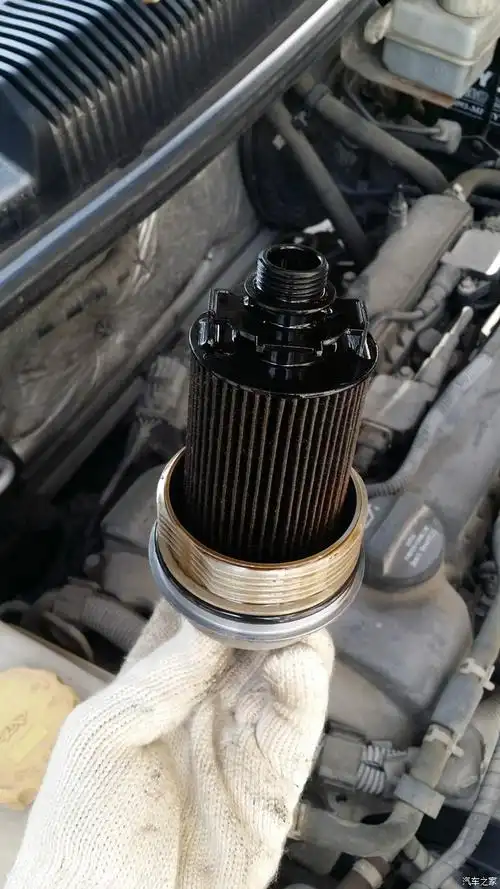 这里要注意不要把旧机滤上面的带弹簧那个起旁边阀