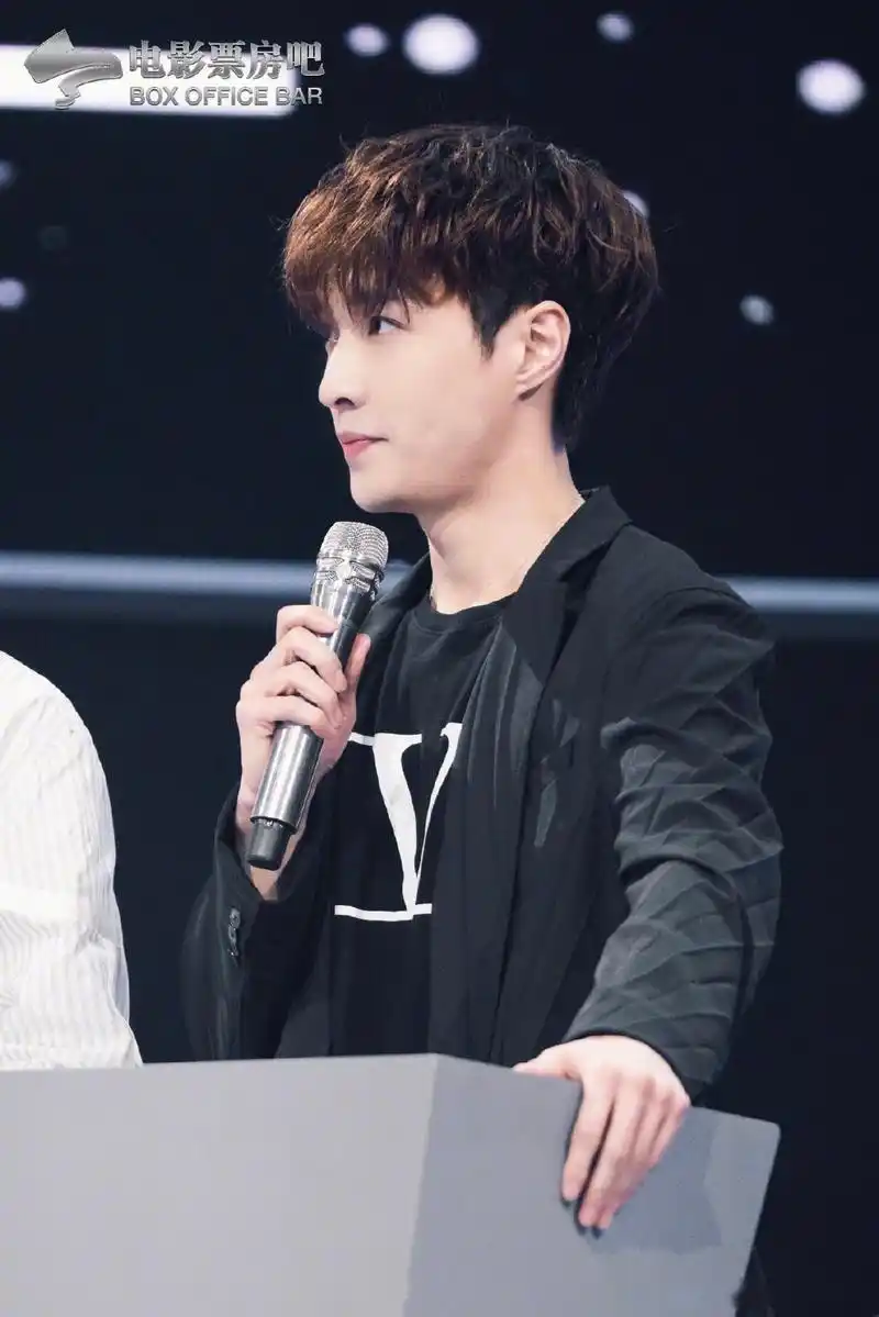 一头卷发的张艺兴简直太帅了.