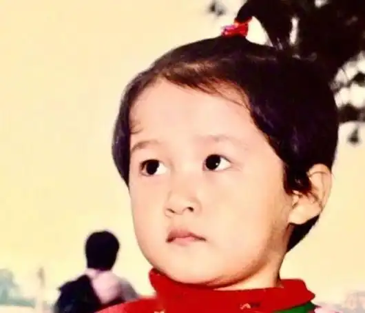 关晓彤晒出儿时照片, 关晓彤长大了是变漂亮了还是变丑了?