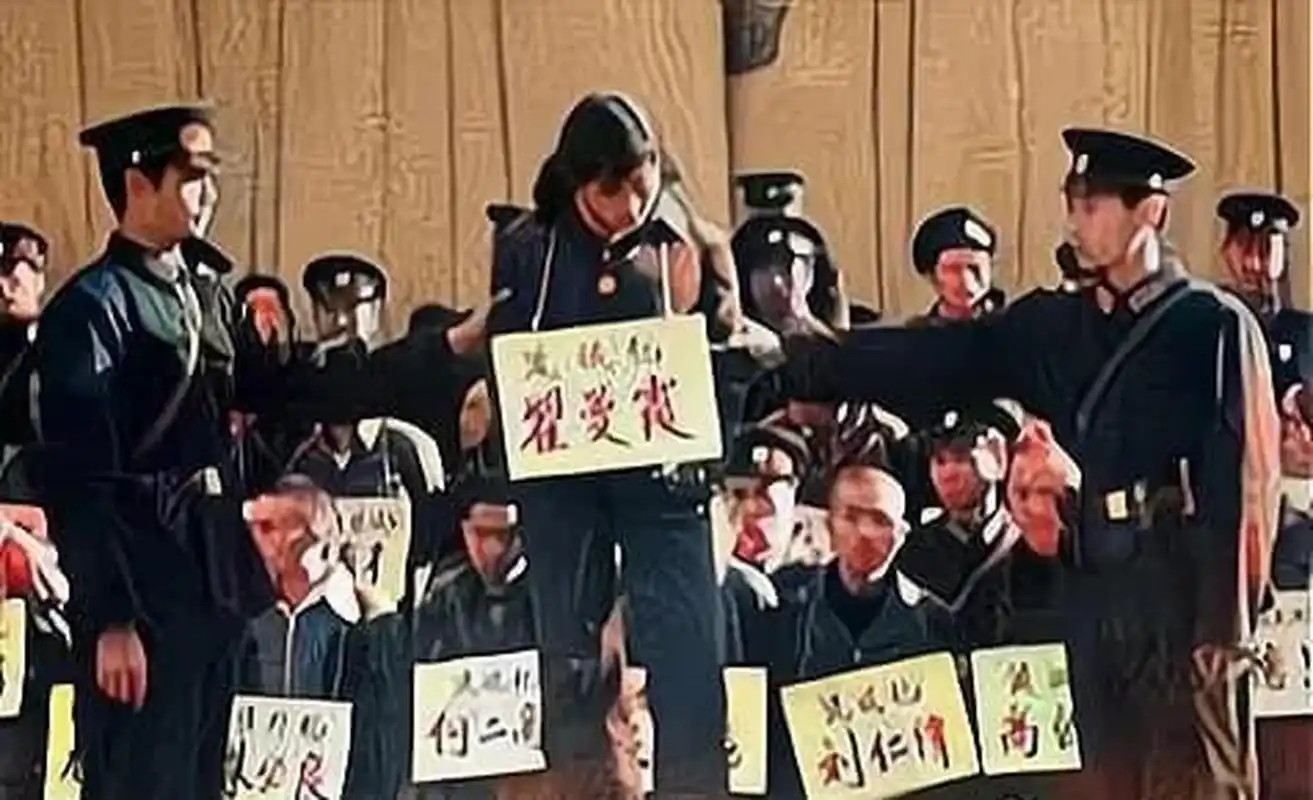 这是,1983年,犯"流氓罪"的翟曼霞的照片.