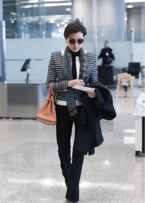 杨澜嫁入豪门自己也有事业一身精英范穿搭气质高级显丰厚家底