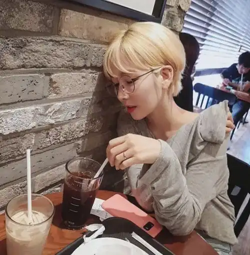 戴眼镜女生的短发