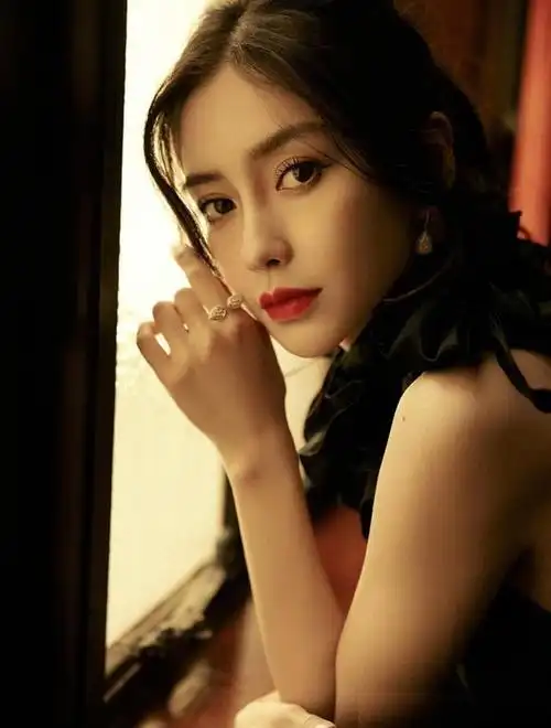 baby穿黑裙露美背复古妖娆 红唇吸睛|杨颖|大波浪_网易订阅