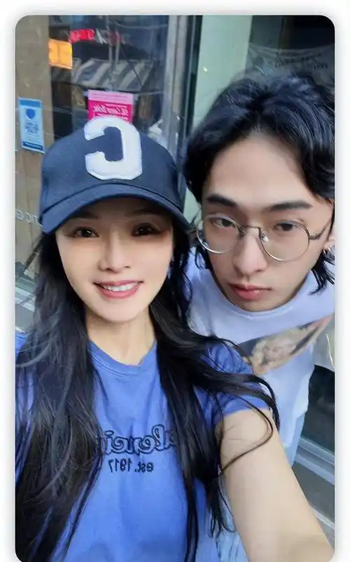 节装扮,穿恨天高时尚露脐装,裙子短到仅遮臀部_庾恩利_庾澄庆_外界