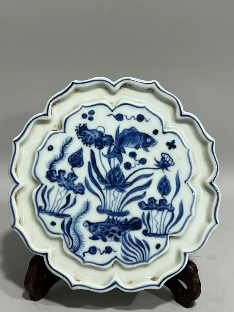 明,宣德青花鱼草图茶托一个,高2.5厘米,直径15.2厘米# - 抖音