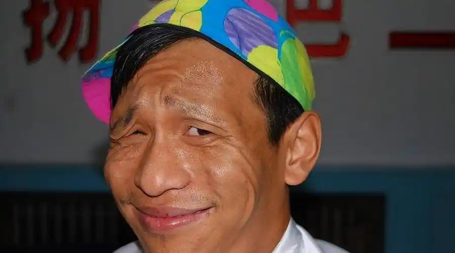 11年了,宋小宝成名后分手发妻,转身娶年轻粉丝,如今生活怎样了_工作