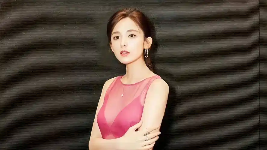 "古力娜扎"身穿时尚红色连衣裙,如玫瑰般娇艳迷人,明星的时尚写真