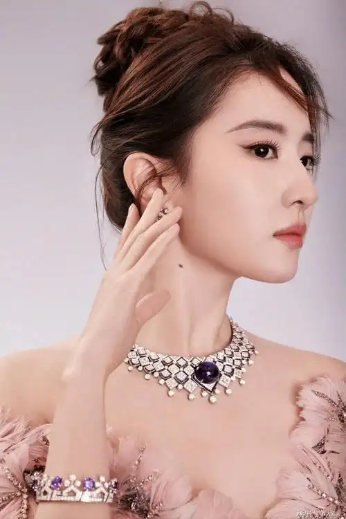 刘亦菲戴上蓝宝石项链,犹如画中仙子|珠宝|羽毛裙_网易订阅