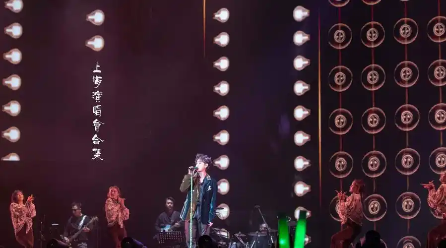 1,《痴梦》  2,《即兴表演》  3,《蓝色天空》  4,《曾