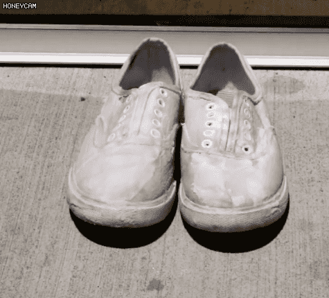 然后直接将鞋子拿到太阳下晒两到三小时,直到上面的液体晒干即可.