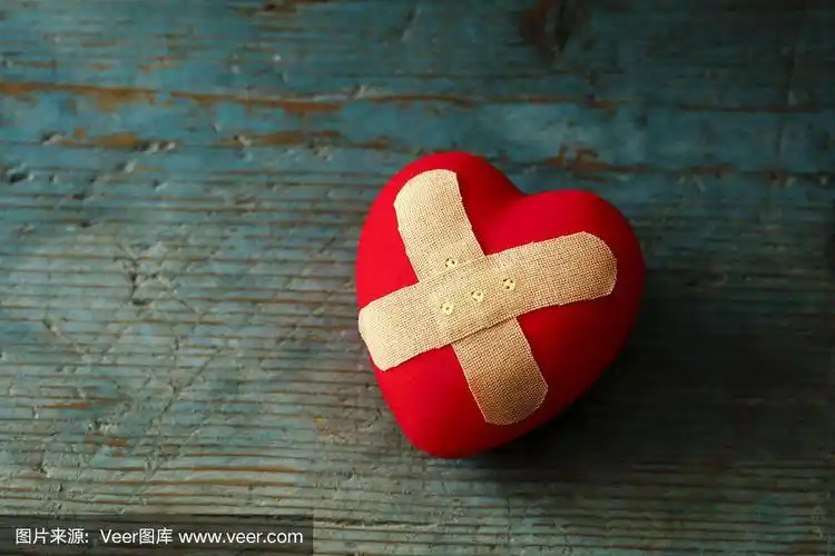 蓝色木头背景上的心脏创可贴