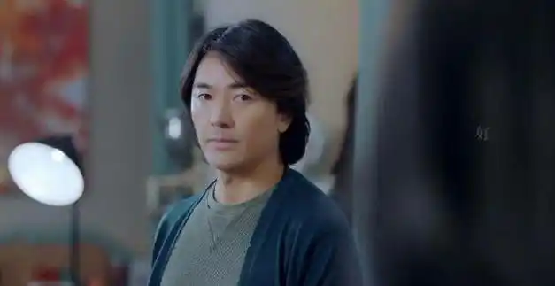 56岁郑伊健回港与好友聊天心不在焉近照憔悴被指像路人