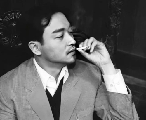 男星抽烟照有多帅?陈冠希霸气,张国荣沧桑,吴亦凡帅到认不出!