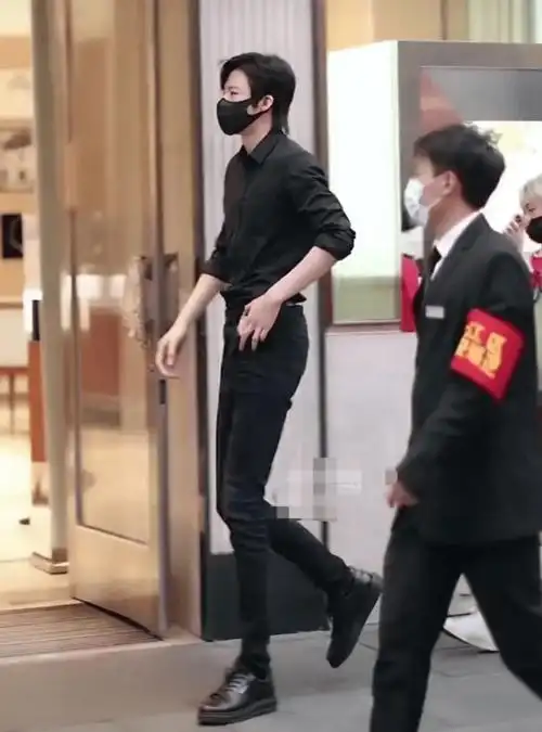 刘宇宁和助理逛街,189的身高超惹眼,腿像单独开了长腿特效一样_时候