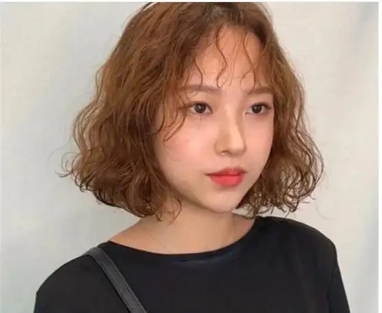 最火的女生泡面卷发型 时髦又修脸